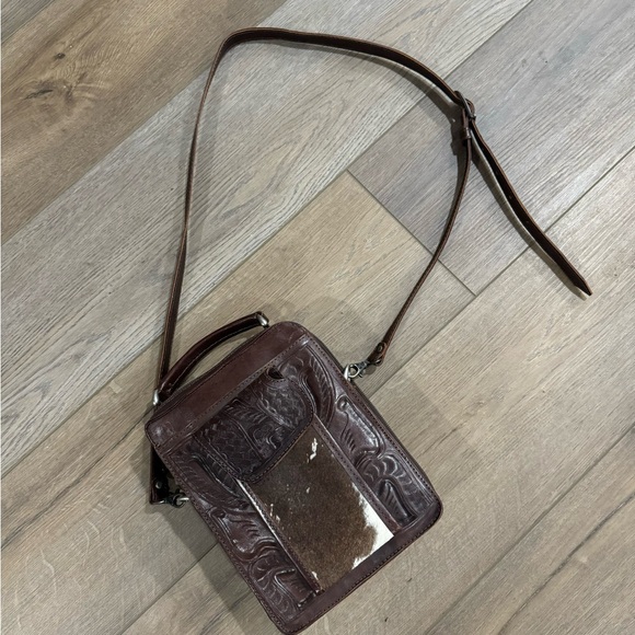 Leaders in Leather Crossbody Wallet Purse Pony tooled leather zipper closure EUC - Picture 9 of 10